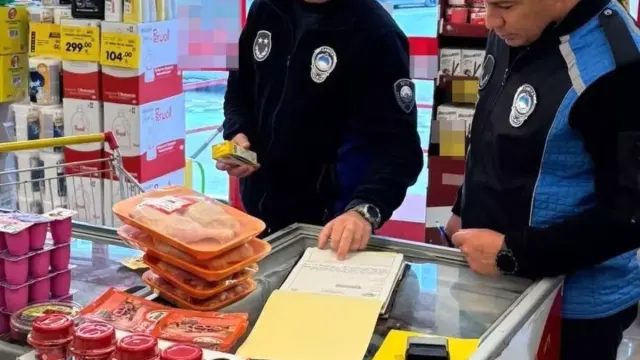 Çanakkale’de Tarihi Geçmiş ve Etiketsiz Ürün Sattığı Tespit Edilen İki Markete 596 Bin TL Ceza