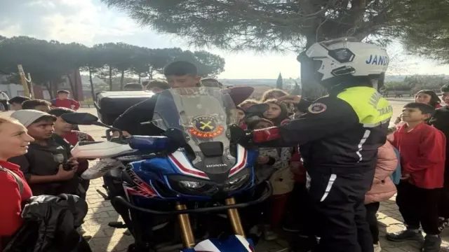 Ezine’de Jandarmadan Öğrenci ve Öğretmenlere Trafik Güvenliği Eğitimi