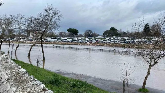 Çanakkale’de Sağanak Alarmı: Kocabaş Çayı Taştı, Otopark Kapatıldı