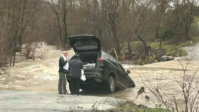 Çanakkale’de Sağanak Alarmı: Köy Yolu Kapandı, Araç Sel Sularına Kapıldı