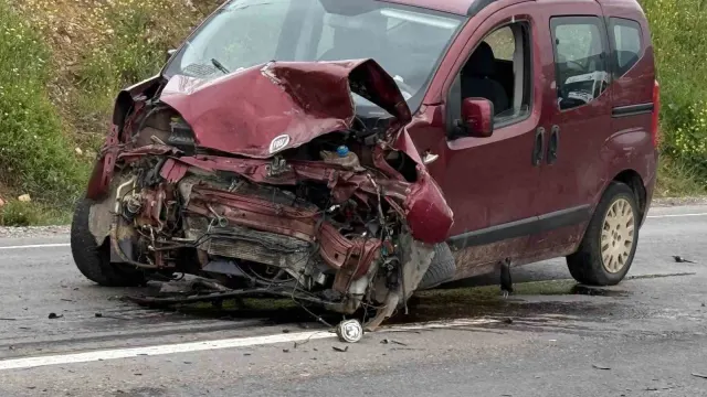 Çanakkale Çan’da Feci Kaza: İki Otomobil Çarpıştı, 1’i Ağır 4 Yaralı