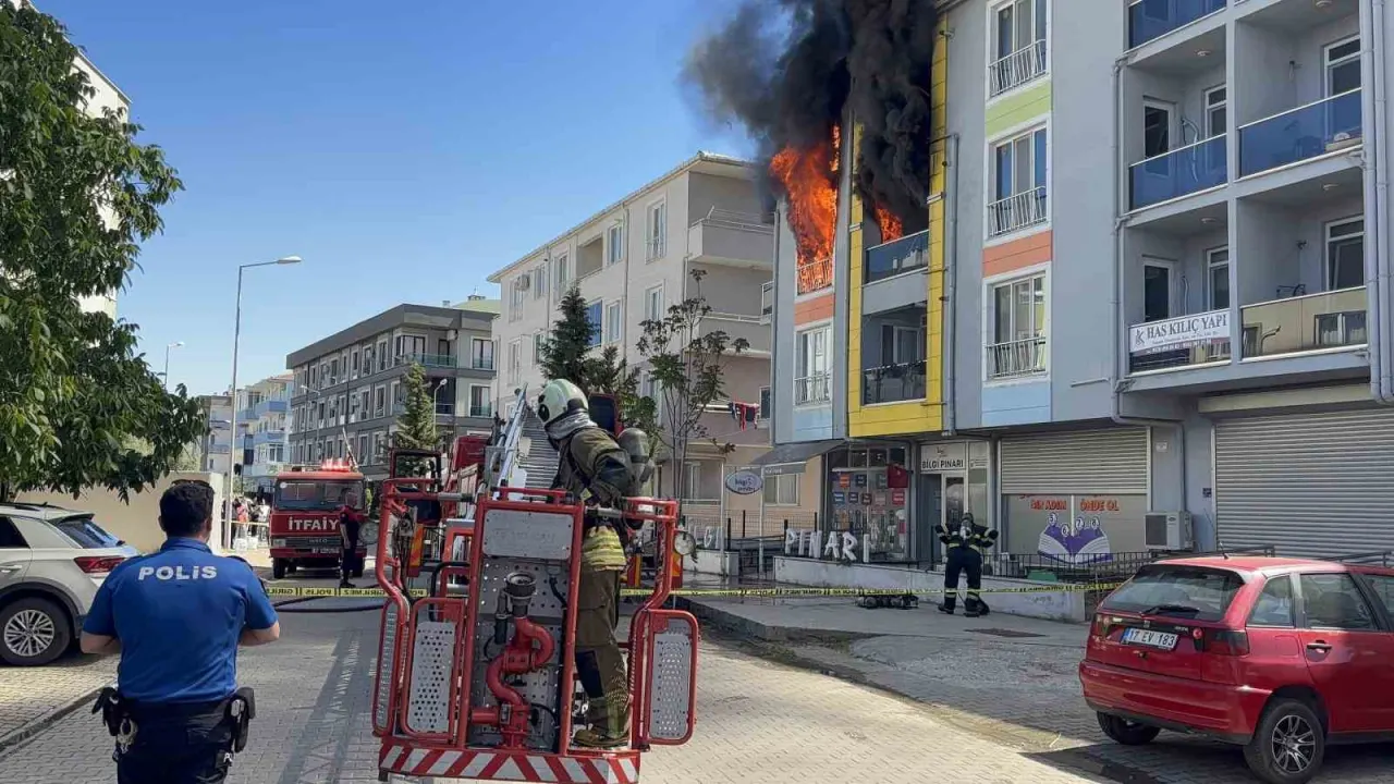 Çanakkale’de 4 Katlı Apartmanda Yangın: Mahsur Kalan Kadın Son Anda Kurtarıldı