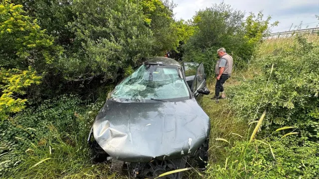 Ayvacık'ta Otomobil Şarampole Devrildi: 2 Kişi Yaralandı